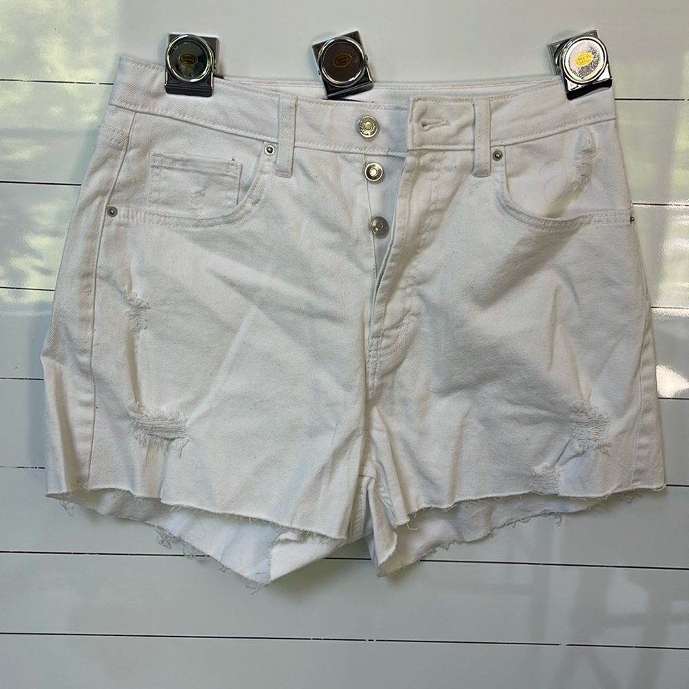 NWT WHITE SHORTS SIZE 10